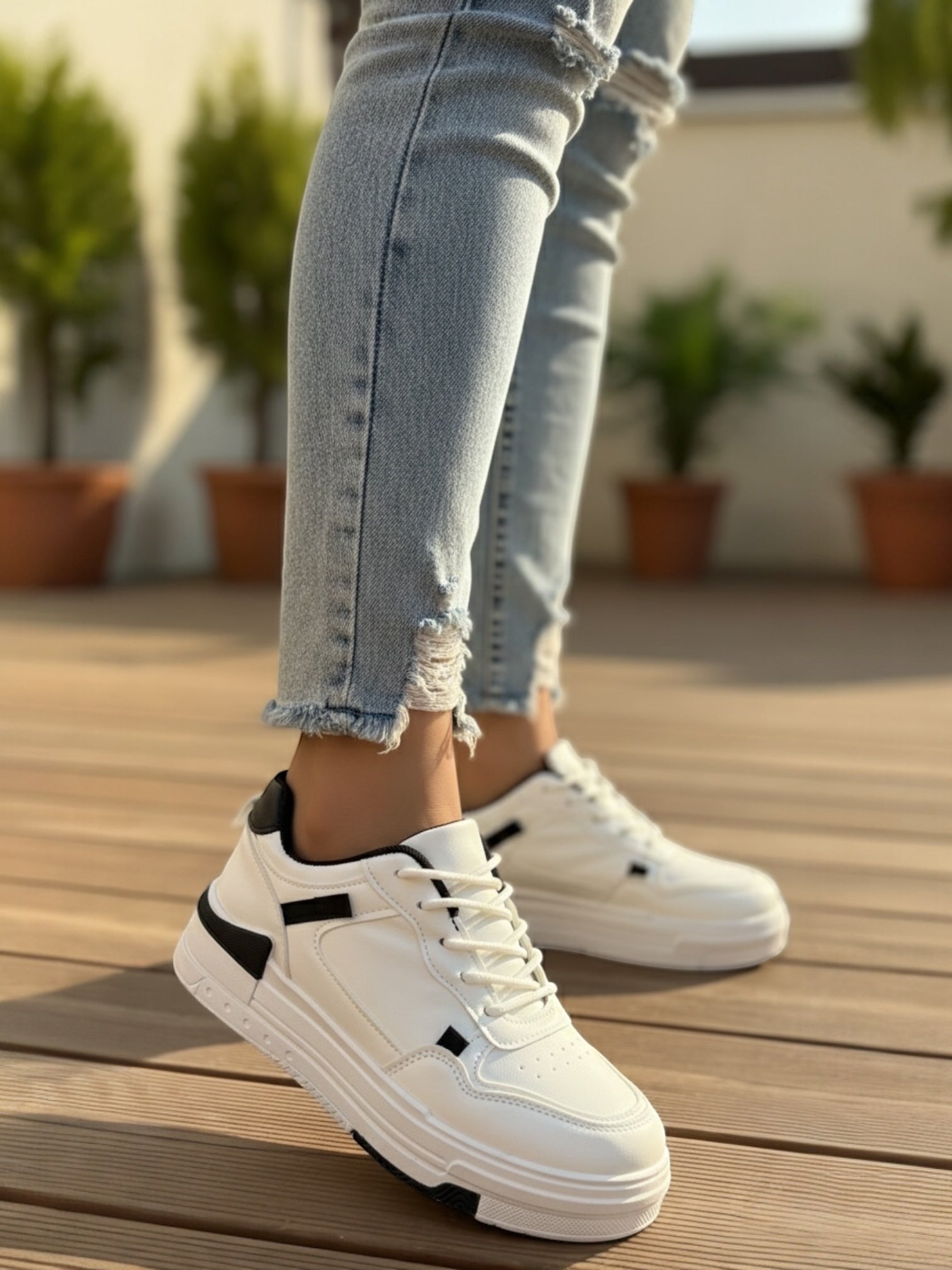 Adidași damă albi cu detalii negre Shift